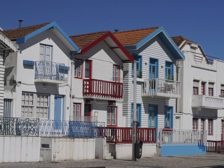 Foto de Casas pintadas a rayas en Playa Praia Costa Nova do Prado en Aveiro, Portugal - Imagen libre de derechos