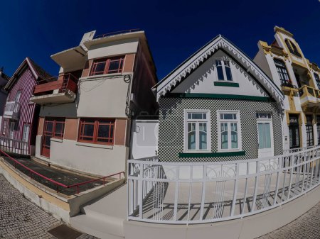 Gestreifte Bemalte Häuser am Strand Praia Costa Nova do Prado in Aveiro, Portugal