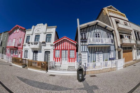 Gestreifte Bemalte Häuser am Strand Praia Costa Nova do Prado in Aveiro, Portugal