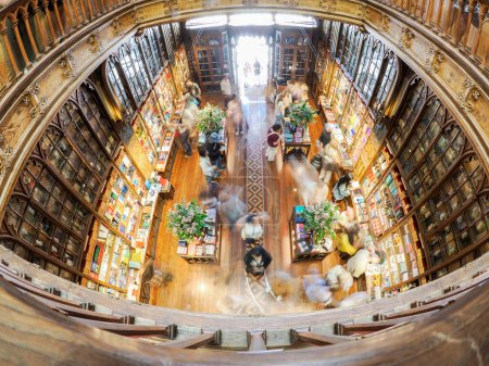 Téléchargez les photos : PORTO, PORTUGAL - 21 AVRIL 2024 Vue intérieure de la librairie Lello en portugais avec son escalier en bois célèbre pour le film Harry Potter - en image libre de droit