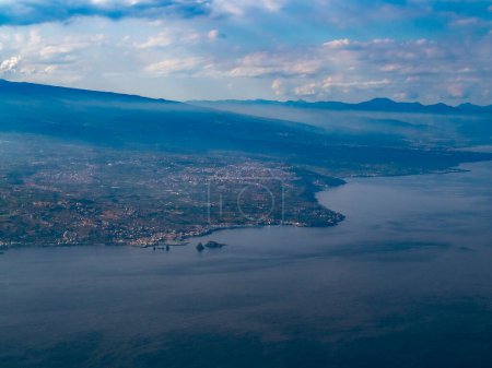 Aci Trezza faraglioni rocas vista aérea desde el avión, al atardecer en Sicilia