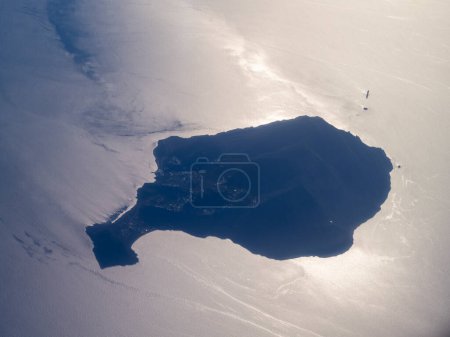 La isla de Filicudi vista aérea desde el avión al atardecer de oro, Islas Eolias, Sicilia, Italia