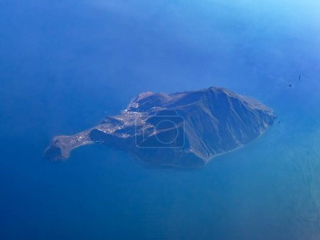 La isla de Filicudi vista aérea desde el avión al atardecer, Islas Eolias, Sicilia, Italia