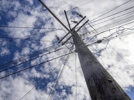 Muchas líneas eléctricas y telefónicas miran desde el suelo en Loreto, México, Baja California Sur