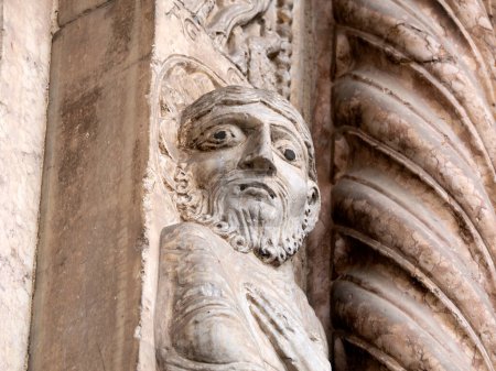 Verona cúpula catedral iglesia exterior esculturas detalle en Italia