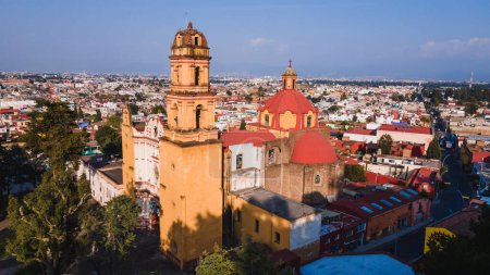 Luftaufnahme der Hauptkirche von Metepec, Mexiko, gelb gestrichen im Barockstil