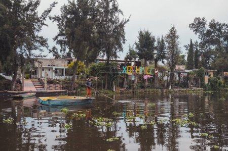 Foto de Barcos y trayectineras en los canales Xochimilco en la Ciudad de México. - Imagen libre de derechos