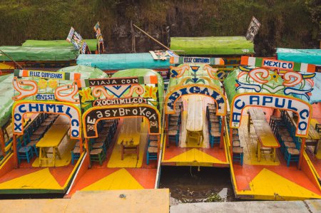 Foto de Barcos y trayectineras en los canales Xochimilco en la Ciudad de México. - Imagen libre de derechos