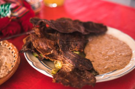 Carne seca seca seca cocida en el comal, acompañada de nopales y fiambres, comida típica mexicana.