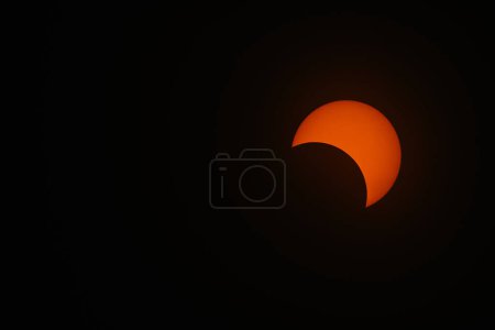 Foto de Astrofotografía solar, en una etapa del eclipse solar total de 2023 en América del Norte. - Imagen libre de derechos