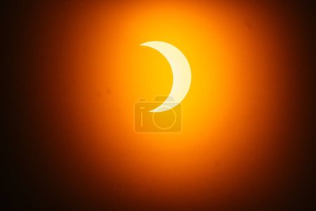 Foto de Astrofotografía solar, en una etapa del eclipse solar total de 2023 en América del Norte. - Imagen libre de derechos