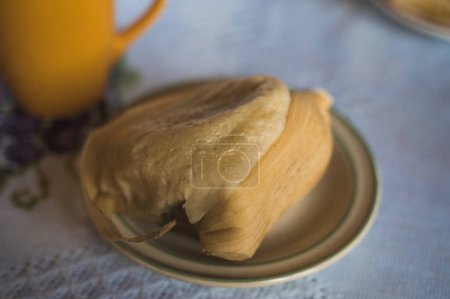 Delicioso tamal de pan, acompañado de atole de tamarindo, comida típica de Uruapan, Michoacán, México.