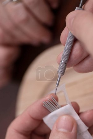 Foto de Primer plano de fijación de taladro dental en las manos - Imagen libre de derechos