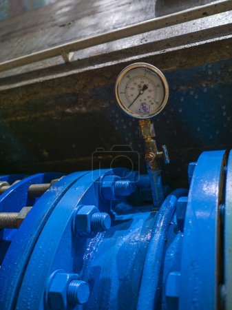 Foto de Tubo de fontanería con sistema de regulación y sensor de presión para el agua que llega al generador de energía en la central hidroeléctrica - Imagen libre de derechos