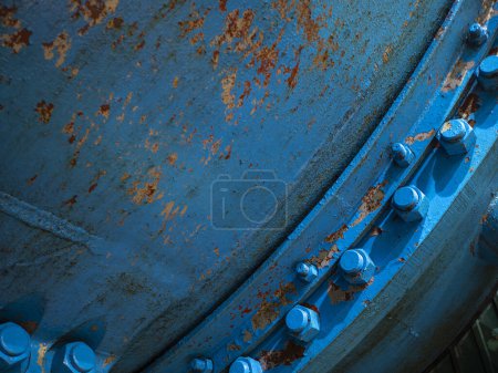Foto de Pernos y tuercas en tubería de agua azul. Juntas de brida metálica de tuberías grandes en central hidroeléctrica. Enfoque de cerca y elija el tema - Imagen libre de derechos