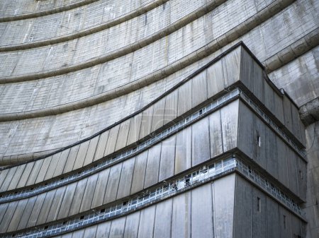 Téléchargez les photos : Mur extérieur en béton du barrage hydroélectrique d'Enguri, fond de style industriel - en image libre de droit
