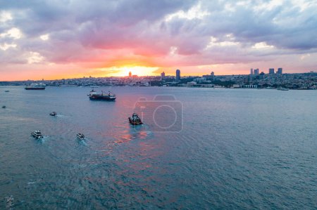 Téléchargez les photos : Bateaux et yachts turcs naviguant sur le Bosphore. Trafic maritime sur le Bosphore dans la soirée. Coucher de soleil dans le détroit turc - en image libre de droit