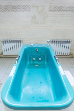 Téléchargez les photos : Bains médicaux dans le sanatorium de Shymkent Saryagash pour les procédures. salle de bain avec eau minérale pour les patients âgés. Pensionnat pour rajeunissement avec eau médicinale dans le village de Saryagash - en image libre de droit