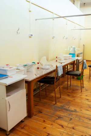 Foto de Procedimientos hidratantes en el sanatorio saryagash ciudad de shymkent. rejuvenecimiento de la piel facial en un sanatorio para pensionistas en el pueblo de Saryagash - Imagen libre de derechos
