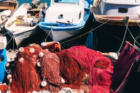Téléchargez les photos : Vieux filets de pêche sur la jetée à Istanbul. dispositifs de capture de poissons à grande échelle. - en image libre de droit