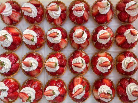 Téléchargez les photos : Tartes aux fraises fraîchement préparées. - en image libre de droit