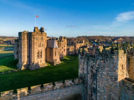Foto de Alnwick Castle in Northumberland in the northeast of England. - Imagen libre de derechos