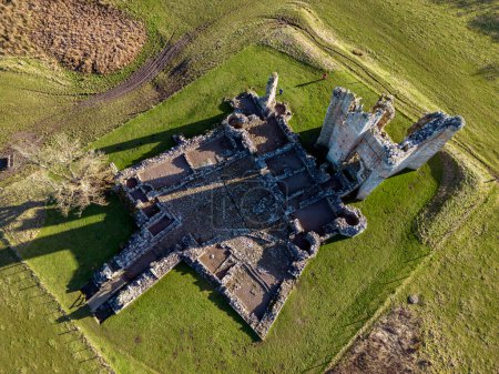 Téléchargez les photos : Vue aérienne du château d'Edlingham près d'Alnwick dans le Northumberland, au nord-est de l'Angleterre. Les ruines d'un manoir censé avoir été construit en 1295 après JC. Il a été fortifié contre les Écossais au XIVe siècle. - en image libre de droit