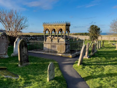 Téléchargez les photos : The grave of the English heroine Grace Darling (1815-1822), the lighthouse keepers daughter who saved several people from a shipwreck during a storm. Bamburgh Church cemetery, Northumberland. England. - en image libre de droit