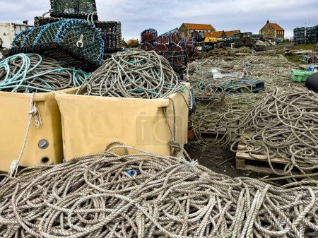 Foto de Cuerda y botes de langosta utilizados por los barcos de pesca en Holy Island en Northumberland en el noreste de Inglaterra. - Imagen libre de derechos