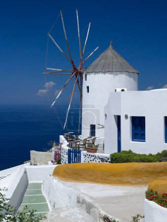 Téléchargez les photos : Moulin à vent dans la ville d'Oia sur l'île volcanique de Santorin dans la mer Égée au large de la côte de la Grèce continentale. - en image libre de droit