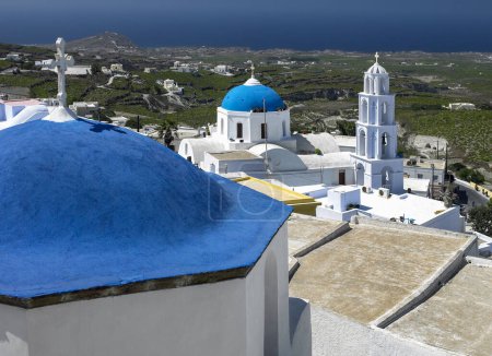 Foto de Iglesias de cúpula azul en la isla griega de Santorini en el mar Egeo frente a la costa de Grecia. - Imagen libre de derechos