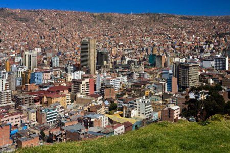 Téléchargez les photos : Ville de La Paz en Bolivie, Amérique du Sud. À une altitude d'environ 3 650 m (11 975 pi) au-dessus du niveau de la mer, La Paz est la plus haute capitale du monde. Vue de Mirador Kilikili. - en image libre de droit