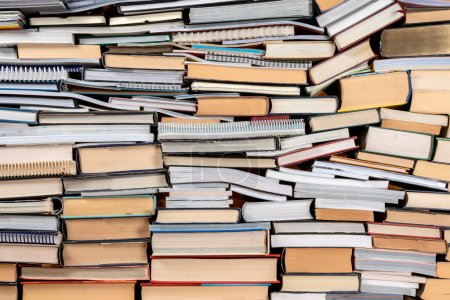 Schulbücher - Bildung und Literatur - Ein unordentlicher Stapel alter Bücher