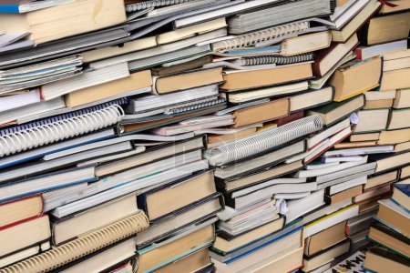 Foto de Libros de texto - Educación y literatura - Una pila desordenada de libros antiguos - Imagen libre de derechos