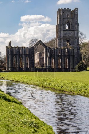 Foto de Ruinas de la Abadía de las Fuentes cerca de Ripon en Yorkshire del Norte en el noreste de Inglaterra. Fundada en 1132, la abadía funcionó durante 407 años, convirtiéndose en uno de los monasterios más ricos de Inglaterra hasta su disolución, por orden del rey Enrique VIII, en 1538.. - Imagen libre de derechos