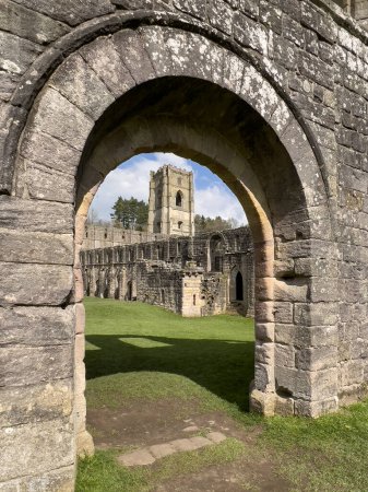 Foto de Ruinas de la Abadía de las Fuentes cerca de Ripon en Yorkshire del Norte en el noreste de Inglaterra. Fundada en 1132, la abadía funcionó durante 407 años, convirtiéndose en uno de los monasterios más ricos de Inglaterra hasta su disolución, por orden del rey Enrique VIII, en 1538.. - Imagen libre de derechos