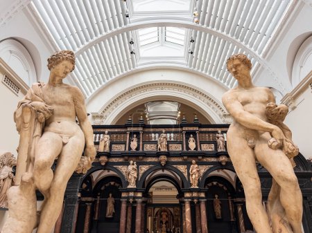 Téléchargez les photos : Statues en marbre au Victoria and Albert Museum dans le centre de Londres, Royaume-Uni. - en image libre de droit