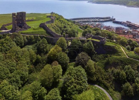 Téléchargez les photos : Vue aérienne des ruines du château de Scarborough au-dessus du port - Scarborough dans le Yorkshire du Nord dans le nord-est de l'Angleterre. - en image libre de droit