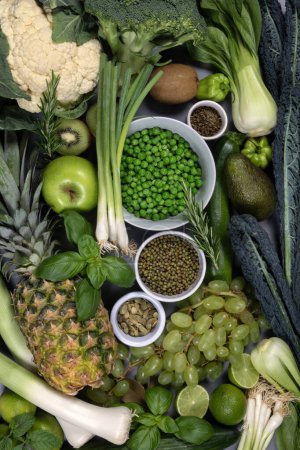Téléchargez les photos : Fruits et légumes frais - principalement verts - en image libre de droit