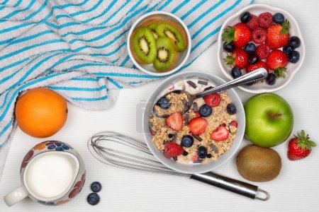 Foto de Desayuno saludable - Fruta fresca y Granola - Imagen libre de derechos