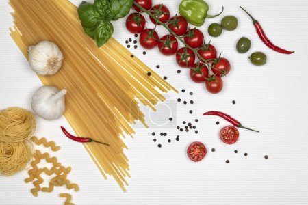 Téléchargez les photos : Pâtes italiennes et légumes frais - en image libre de droit