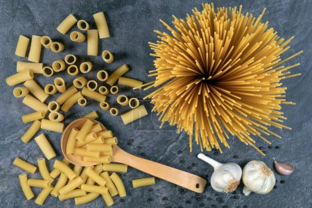 Foto de Pasta italiana - Rigatoni Pasta y espaguetis con bulbos de ajo - Imagen libre de derechos