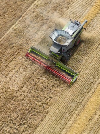 Foto de Vista aérea de una cosechadora combinada que trabaja en tierras agrícolas en Yorkshire del Norte en el Reino Unido. - Imagen libre de derechos