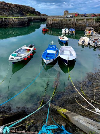 Téléchargez les photos : Le port d'Amlwch sur l'île d'Anglesey au nord du Pays de Galles au Royaume-Uni. - en image libre de droit