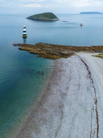 Téléchargez les photos : Vue aérienne du phare de Penmon et de l "île Puffin sur l" île d'Anglesey au nord du Pays de Galles, Royaume-Uni. - en image libre de droit