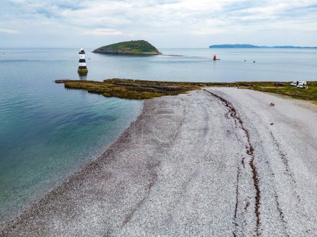 Téléchargez les photos : Vue aérienne du phare de Penmon et de l "île Puffin sur l" île d'Anglesey au nord du Pays de Galles, Royaume-Uni. - en image libre de droit