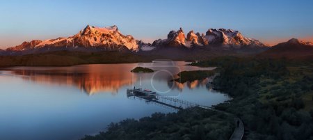 Foto de Amanecer la luz del sol en las montañas de la Cordillera del Paine en el Parque Nacional Torres del Paine, Patagonia en el sur de Chile, América del Sur - Imagen libre de derechos
