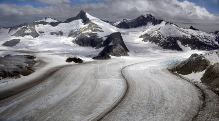 Téléchargez les photos : Vue aérienne du glacier Mendenhall près de Juneau en Alaska, États-Unis. - en image libre de droit