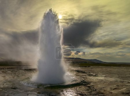 Foto de Erupción del géiser Strokkur - Islandia - Imagen libre de derechos