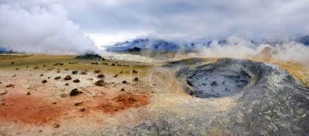 Téléchargez les photos : Fumarole volcanique à vapeur, fosse à boue bouillante et terre minérale teintée à Namaskard Geothermal Area en Islande. - en image libre de droit